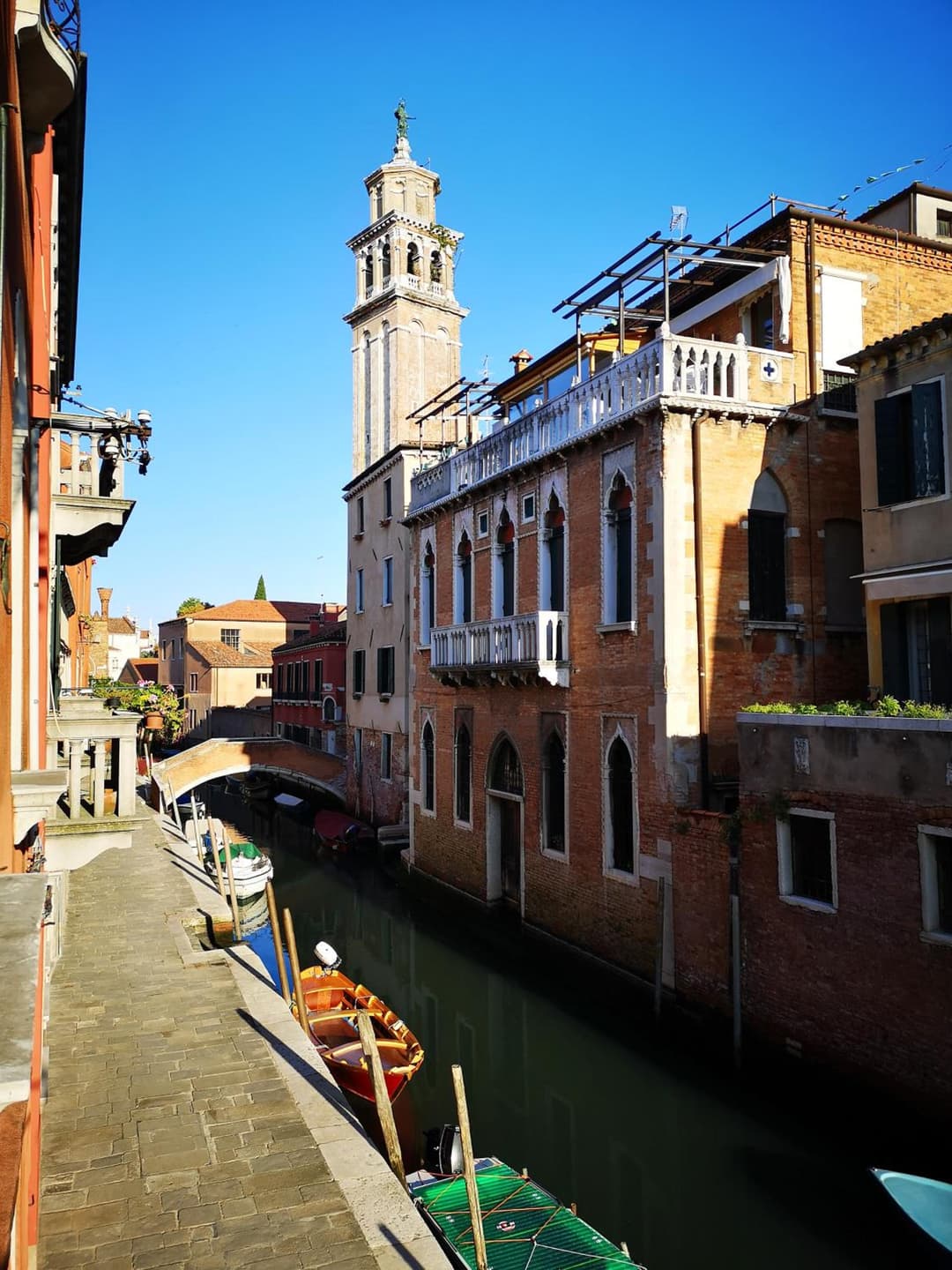 GORGEOUS VENETIAN APARTMENT WITH CANAL VIEW — photo 1 of 28