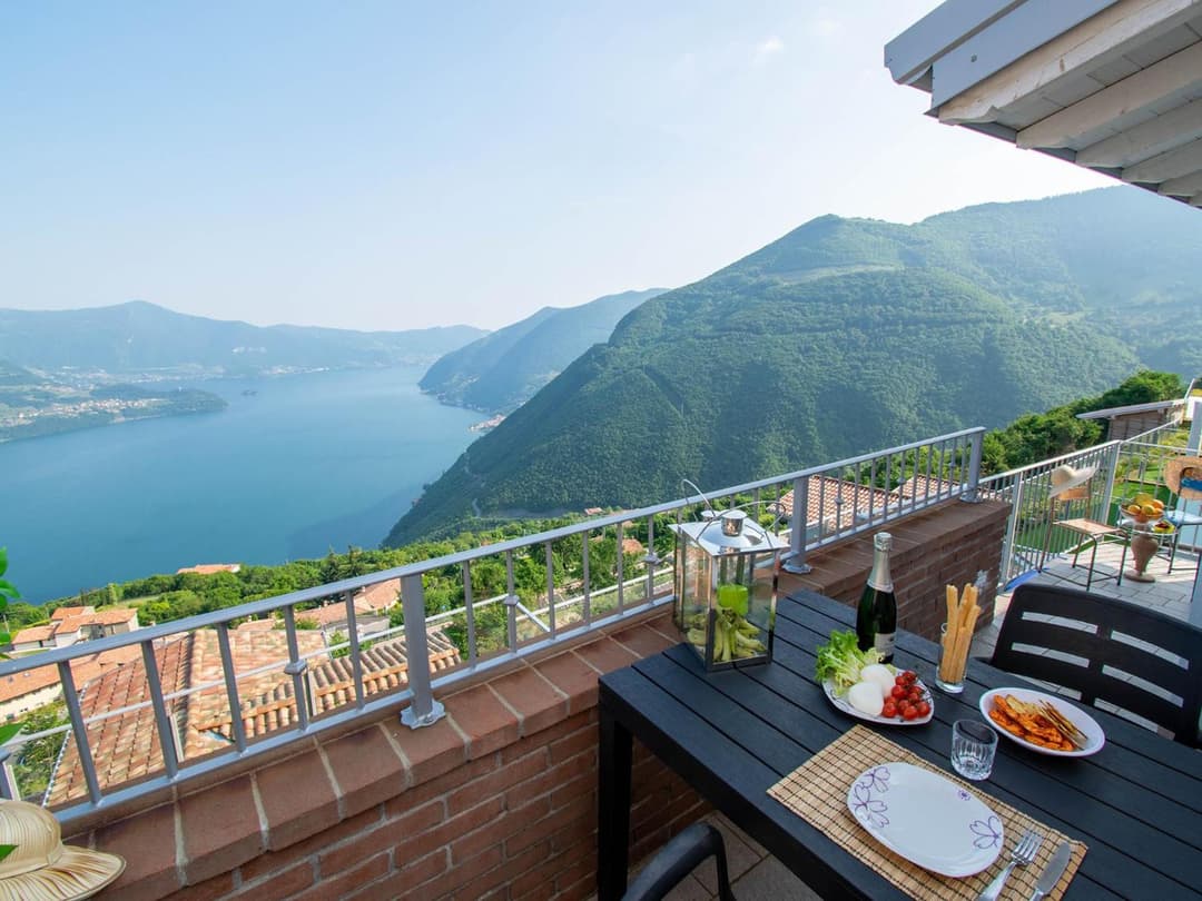 EnjoyIseoLake - Van Gogh - beautiful lake Iseo view and swimming pool — photo 1 of 19