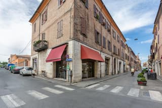 GuestHost - Ferrara Mayr White Apartment