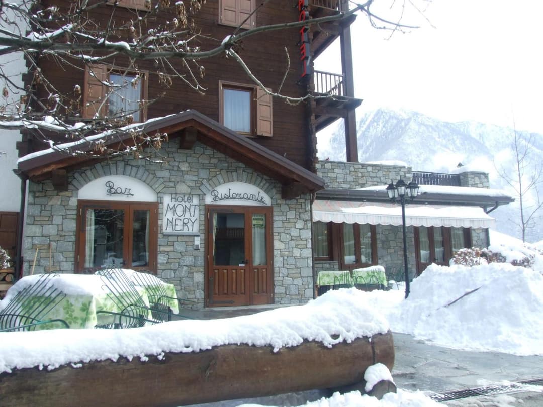 Hotel Mont Nery — photo 1 of 28