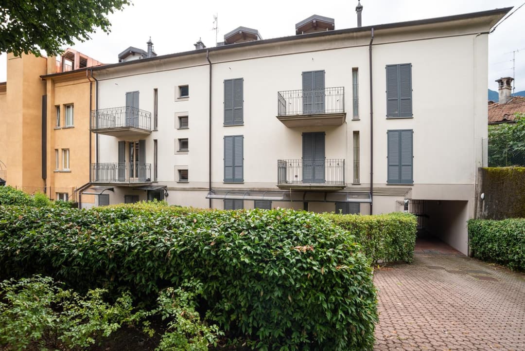 GuestHost - Lake Como Studio with Balcony & Parking! — photo 1 of 16