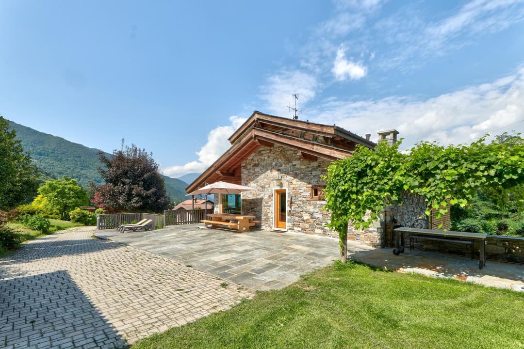 chalet con piscina e vista panoramica — photo 1 of 26