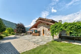 chalet con piscina e vista panoramica