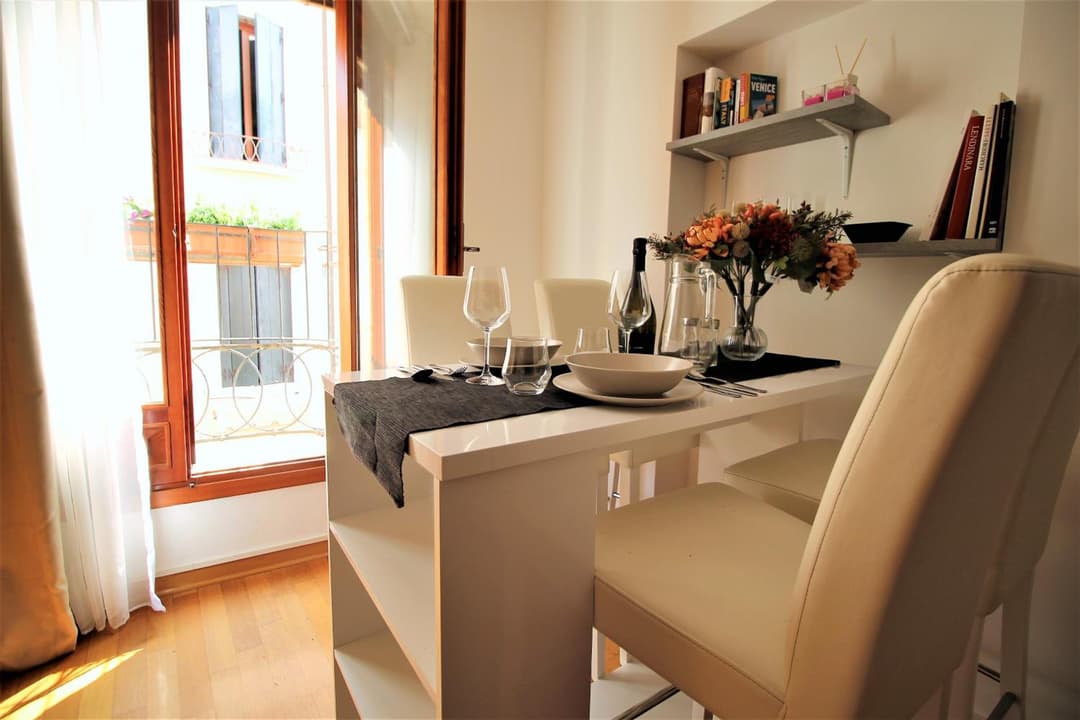 Charming canal view San Marco apartment — photo 1 of 1
