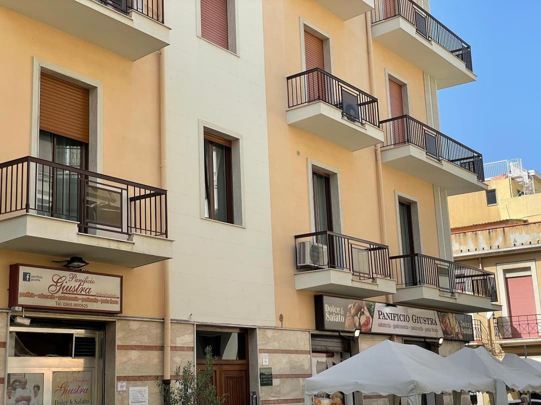 Centro Storico, Piazza Carmine: La Casa di Angela — photo 1 of 78