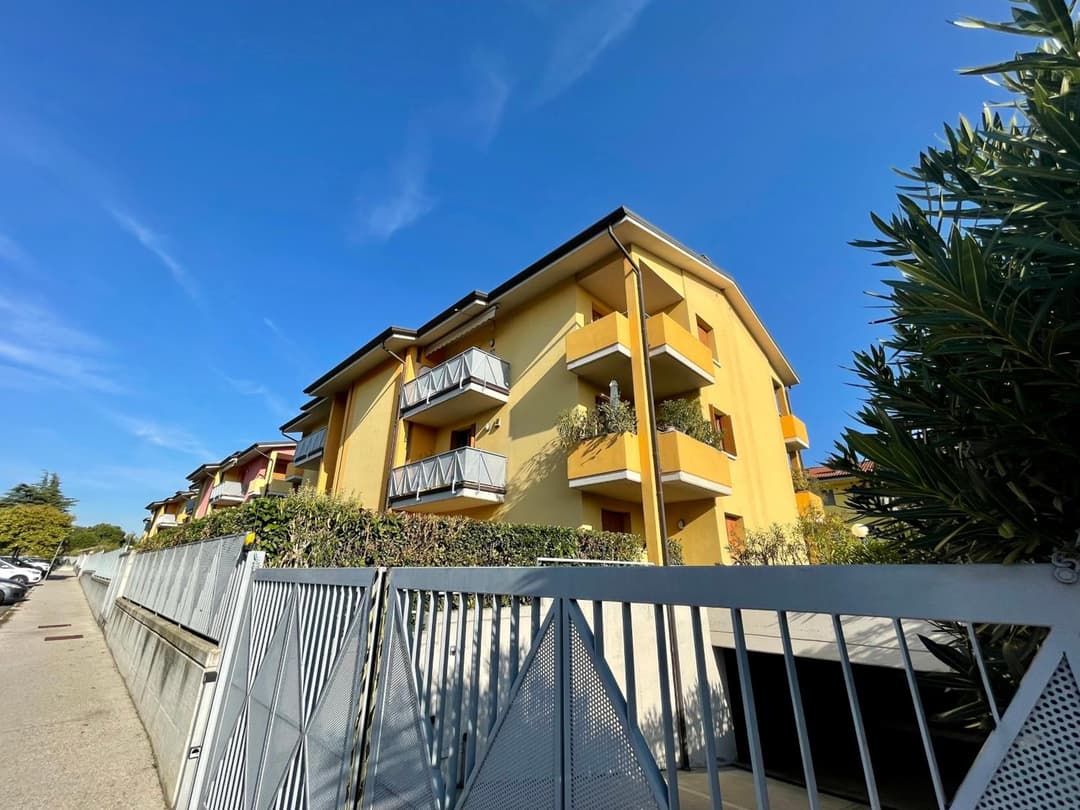 Garden Residence appartamento con terrazzo e piscina — photo 1 of 39