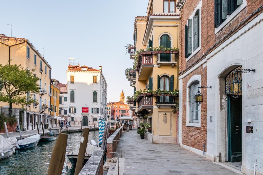 Red House close to @Accademia Bridge — photo 1 of 1