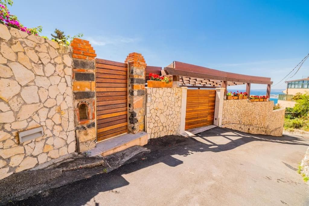 Chalet vista mare a Taormina con parcheggio Paolone House — photo 1 of 1