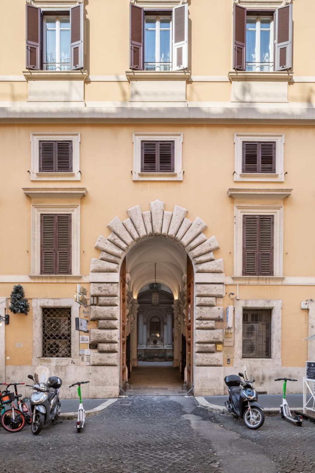 Glance in Rome — photo 1 of 1