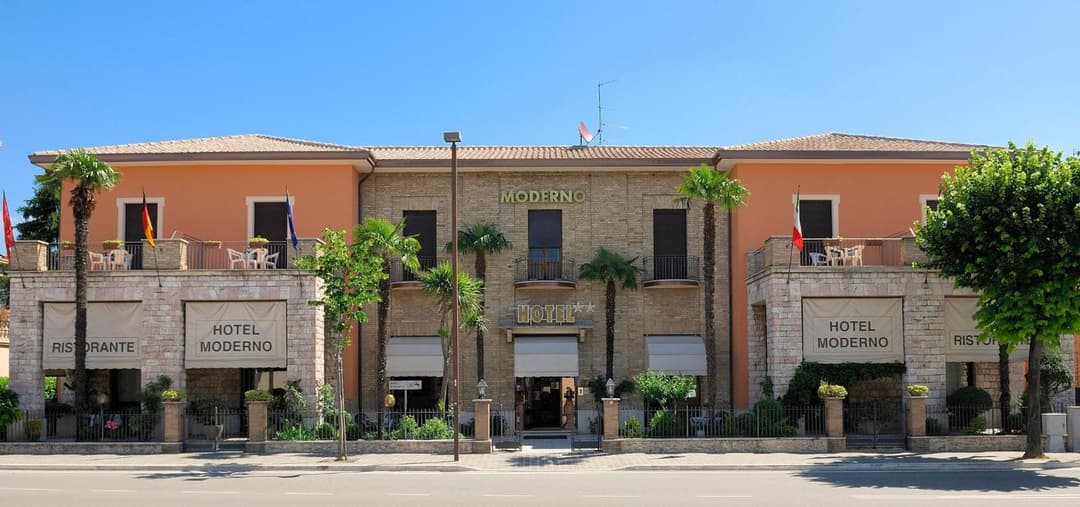 Hotel Moderno — photo 1 of 79