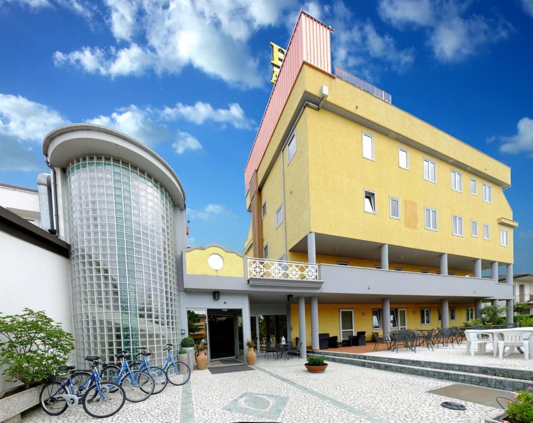 Hotel Ambra — photo 1 of 44