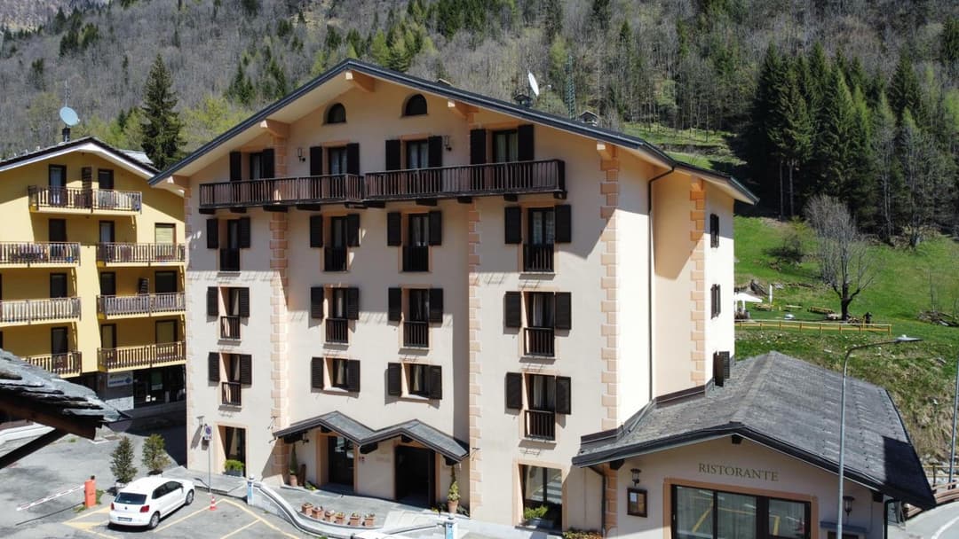 Hotel Cristallo — photo 1 of 64