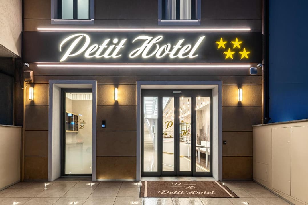 Petit Hotel — photo 1 of 58
