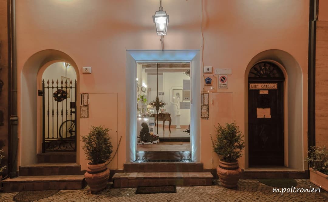 Mondo Antico R&B — photo 1 of 1