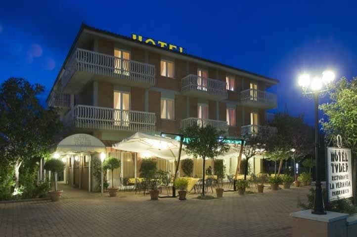 Hotel Tuder — photo 1 of 47