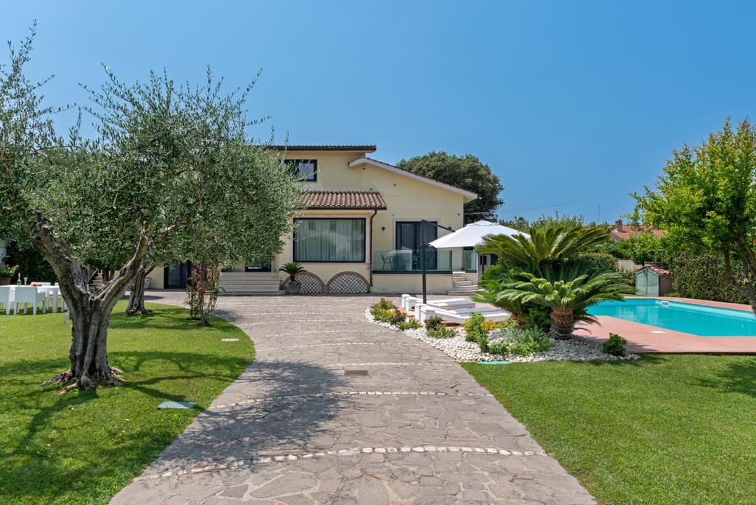 Villa Karina - Luxury Suite, Jacuzzi Pool & Garden Ostia Rome — photo 1 of 1