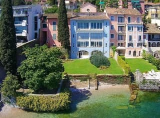Luxury Lakeside Apartment right on the water
