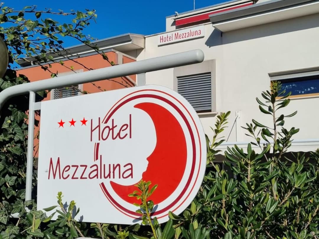 Hotel Mezzaluna — photo 1 of 44