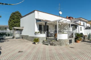 B&B VESUVIAN STONE
