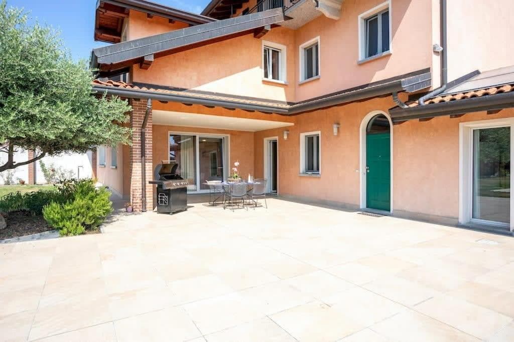 Villa near Milan with swimming pool — photo 1 of 35