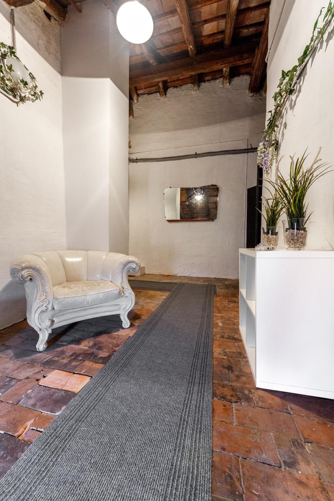 Attic Floor Venice Apartment — photo 1 of 1