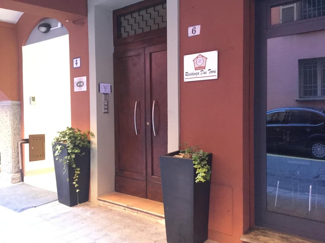 Residenza Due Torri check in presso HOTEL CENTRALE Vicolo Cattani 7 — photo 1 of 1