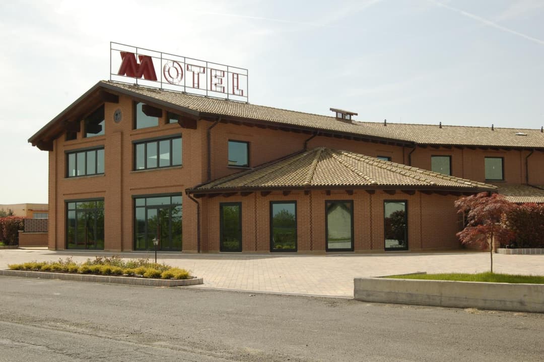 HM MotelHotel — photo 1 of 37