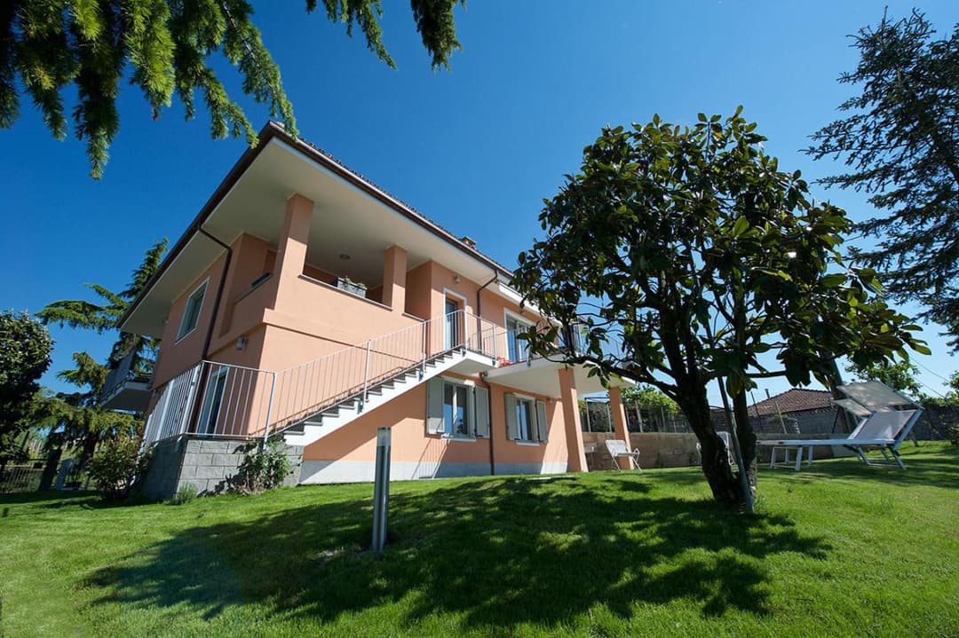 Intera casa con due appartamenti indipendenti e vasca idromassaggio a Barbaresco, Langhe — photo 1 of 24