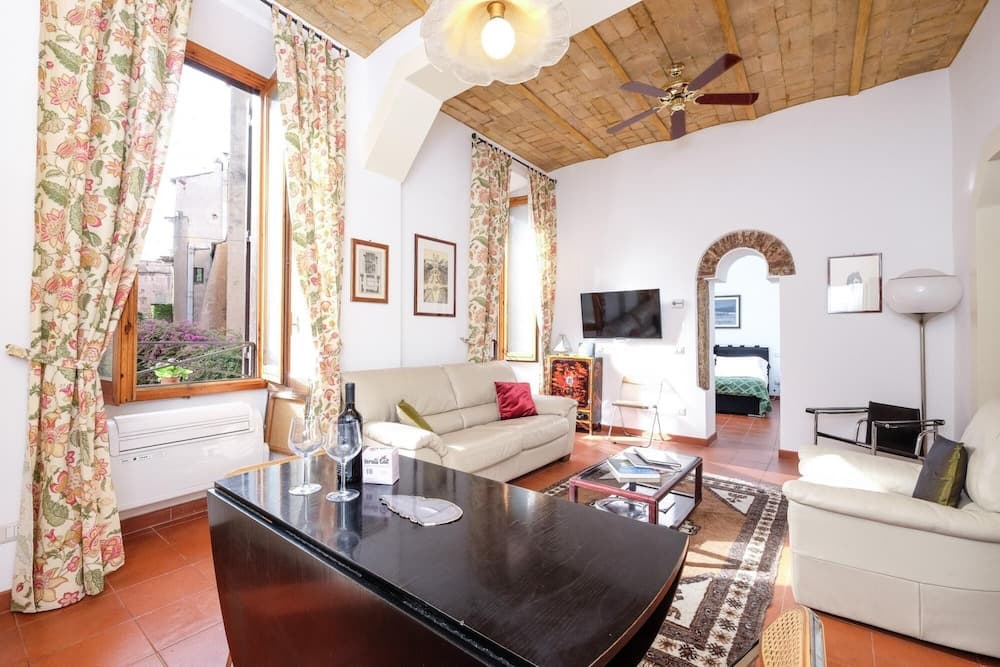 Trastevere Charming Retreat on Cobblestone Street — photo 1 of 1