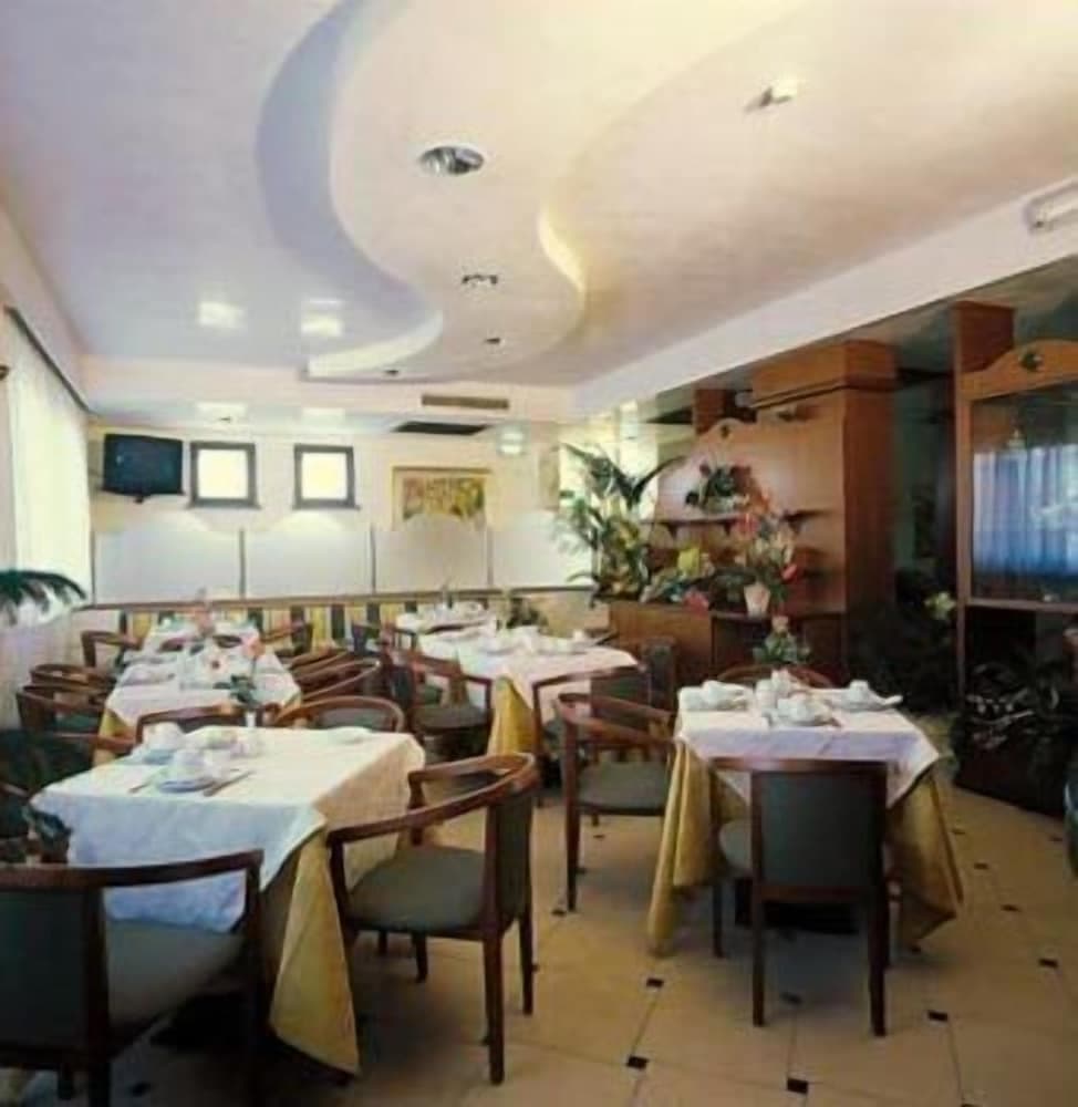 Hotel Le Ville — photo 1 of 5