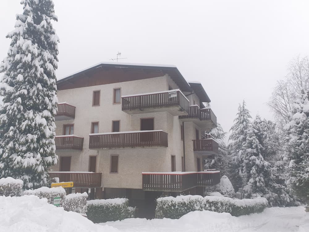 6guests-skiing-mountainviews-fireplace-freeparking — photo 1 of 31
