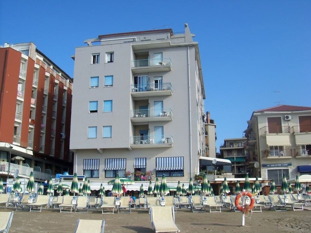 Hotel Maremola — photo 1 of 41