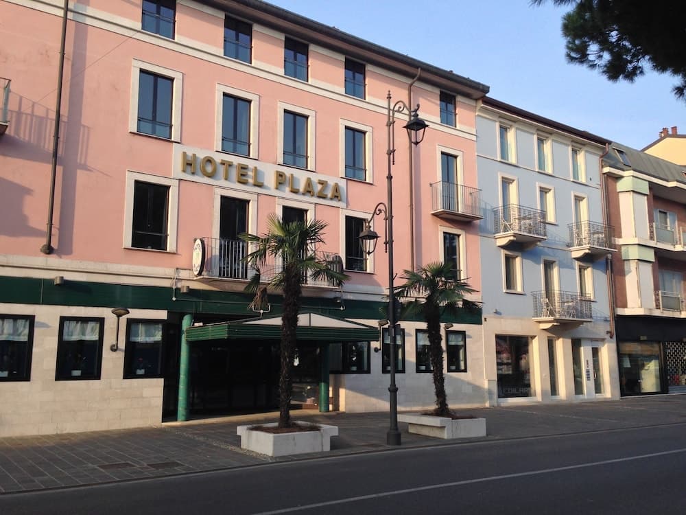 Plaza — photo 1 of 33