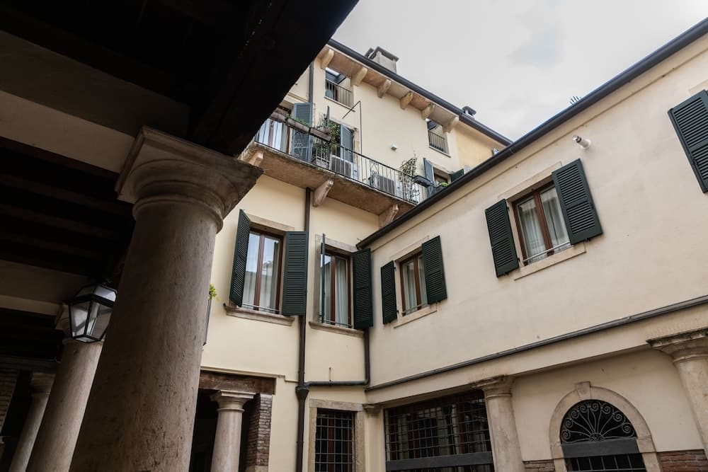 Prestigious Residence Brà with a turret overlooking Verona — photo 1 of 1