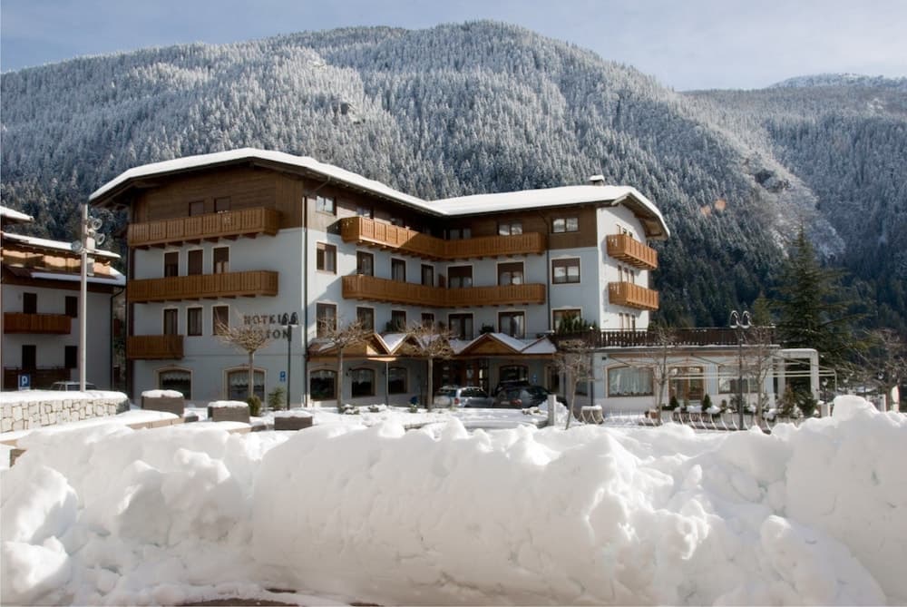 Hotel Ariston — photo 1 of 44