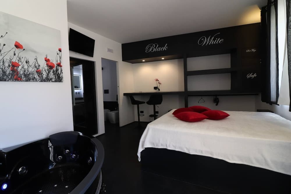Black&white Otranto Suite — photo 1 of 1