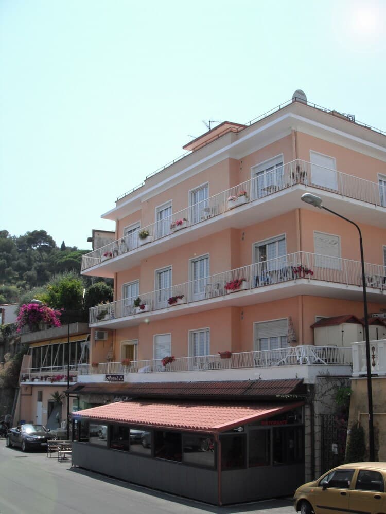 Hotel Nettuno — photo 1 of 30