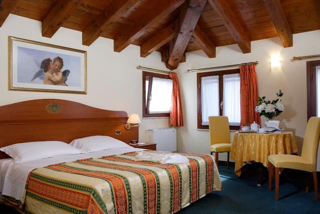 Quintuple Room