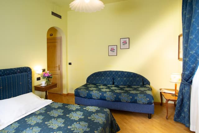 Triple Room with Street View