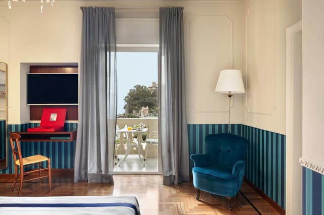 Deluxe Double Room with Side Sea View