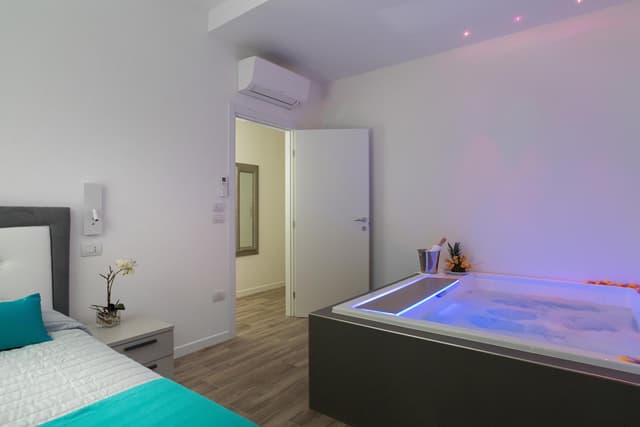 One-Bedroom Apartment with balcony and Spa Bath