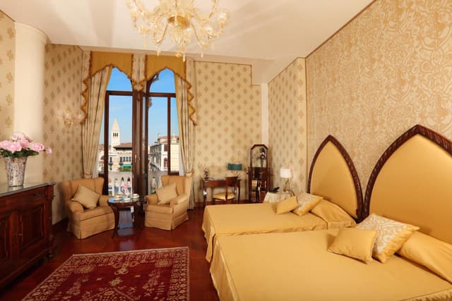 Junior Suite with Grand Canal View