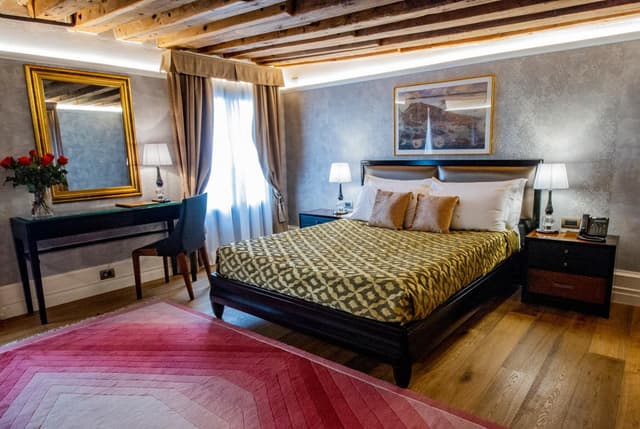 Deluxe Double Room with Extra Bed and  San Salvador Canal view.