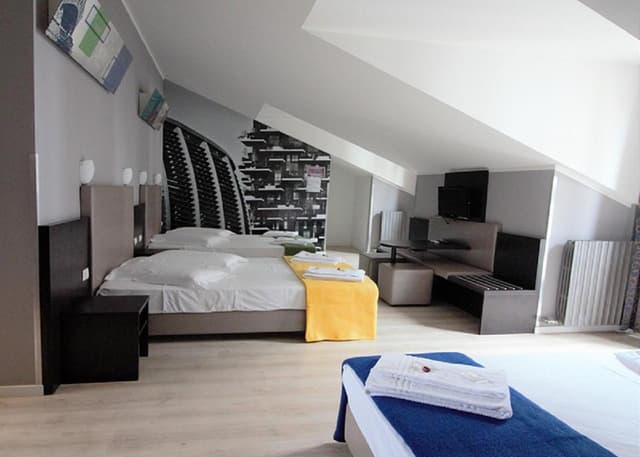 Sextuple Room
