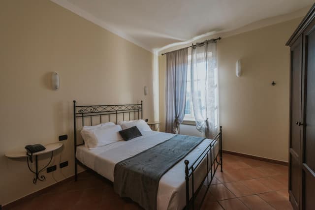 King Room with Roll-In Shower - Disability Access