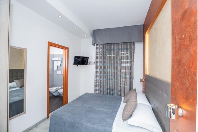2 Connecting Rooms