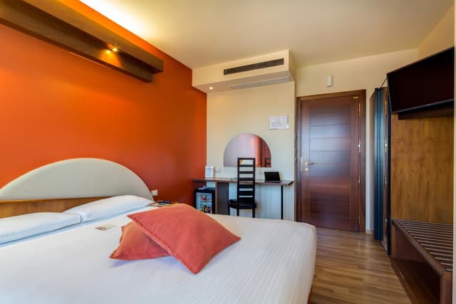 Deluxe Queen Room - Non-Smoking