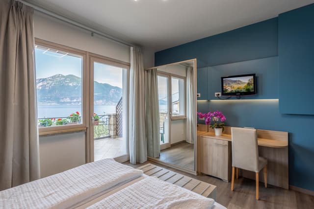 Deluxe Double Room with Balcony and Lake View