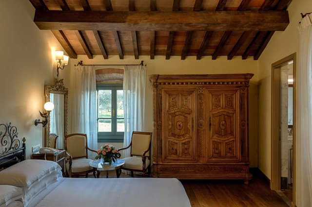 Classic Queen Room with Single Bed