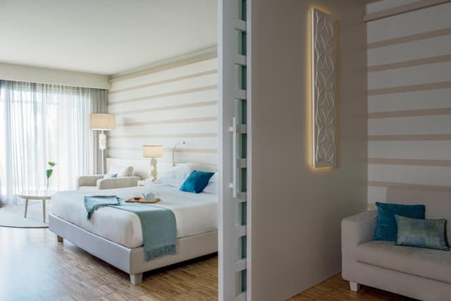 Suite with Spa Bath and Lake View